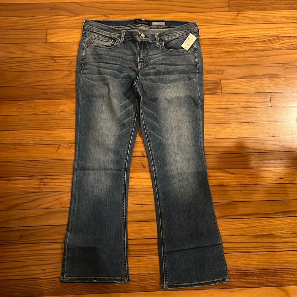 Women’s Aeropostale size 14 boot cut short length medium wash denim jeans